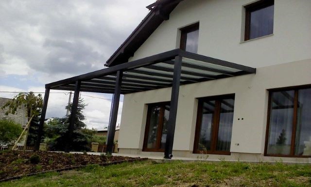 pergola u domu černá