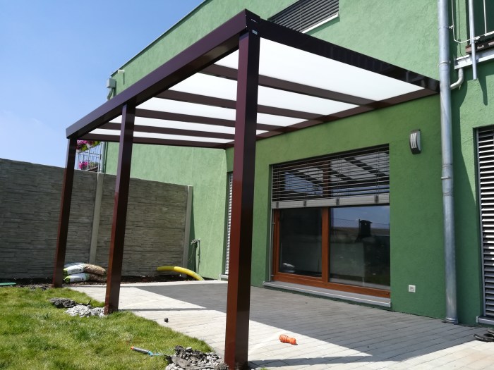 Pergola hnědá RAL8017 700 x 250 cm provedení DELUXE